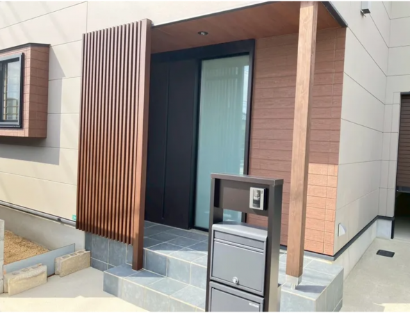 宇部市中村、中古一戸建ての玄関画像です