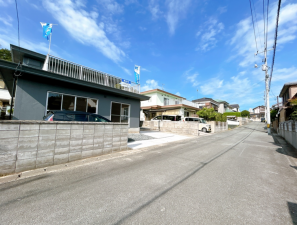 山陽小野田市大字有帆、中古一戸建ての前面道路を含む現地写真画像です