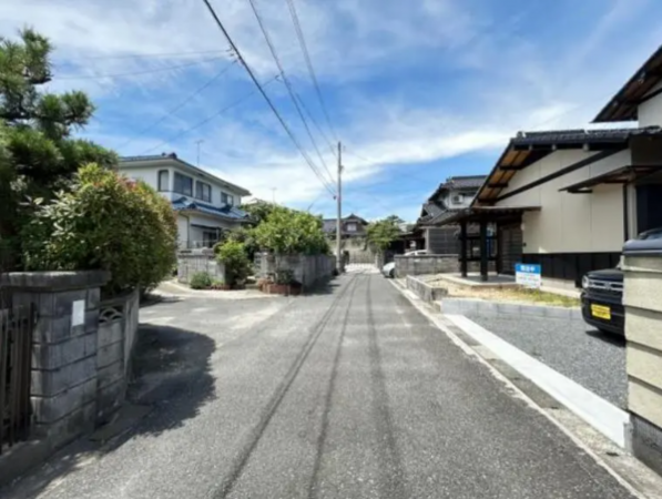宇部市末広町、中古一戸建ての前面道路を含む現地写真画像です