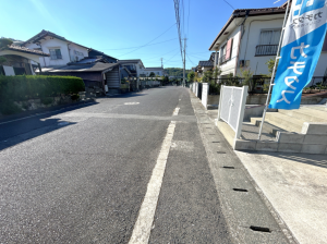 宇部市大字西岐波、中古一戸建ての前面道路を含む現地写真画像です