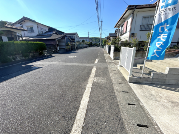 宇部市大字西岐波、中古一戸建ての前面道路を含む現地写真画像です