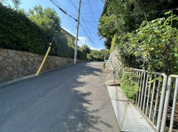 宇部市大字東須恵、土地の前面道路を含む現地写真画像です