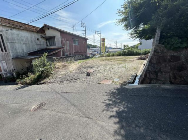 宇部市大字東須恵、土地の前面道路を含む現地写真画像です
