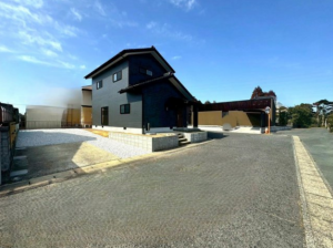 山陽小野田市共和台、中古一戸建ての前面道路を含む現地写真画像です