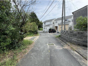 宇部市大字東岐波、中古一戸建ての前面道路を含む現地写真画像です