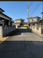 宇部市大字妻崎開作、中古一戸建ての前面道路を含む現地写真画像です