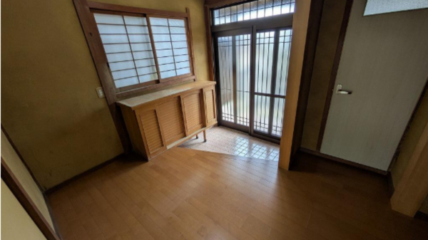 宇部市大字妻崎開作、中古一戸建ての玄関画像です