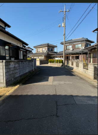 宇部市大字妻崎開作、中古一戸建ての前面道路を含む現地写真画像です