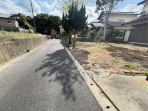 宇部市大字東岐波、中古一戸建ての前面道路を含む現地写真画像です