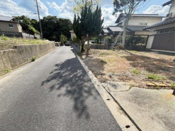 宇部市大字東岐波、中古一戸建ての前面道路を含む現地写真画像です