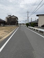 宇部市厚南中央、土地の前面道路を含む現地写真画像です