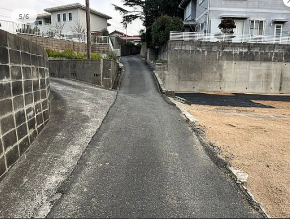 宇部市大字小串、土地の前面道路を含む現地写真画像です