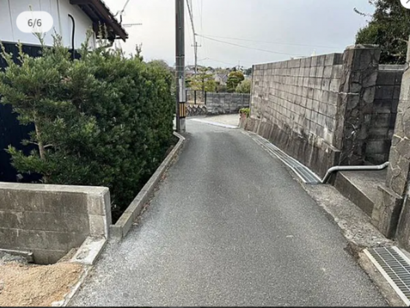 宇部市大字小串、土地の前面道路を含む現地写真画像です