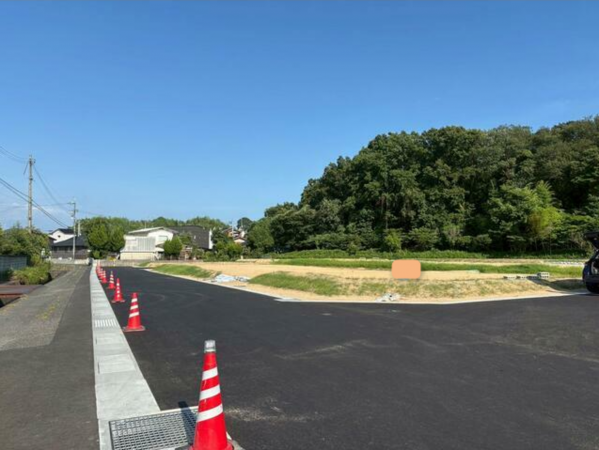 宇部市厚南北、土地の前面道路を含む現地写真画像です