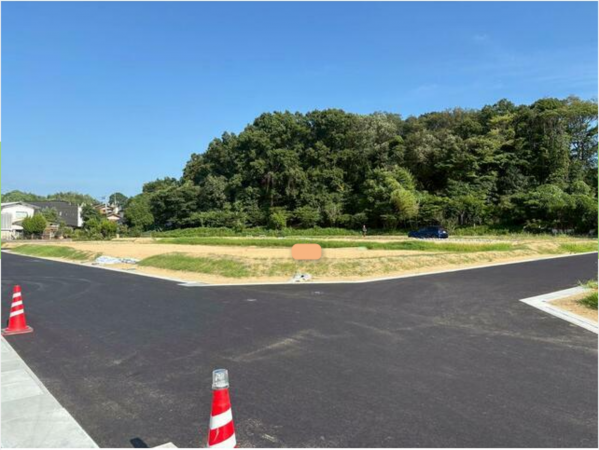 宇部市厚南北、土地の前面道路を含む現地写真画像です