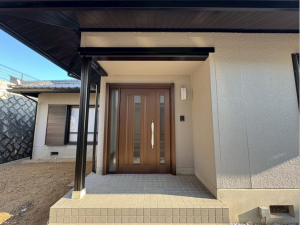 宇部市大字西岐波、中古一戸建ての玄関画像です