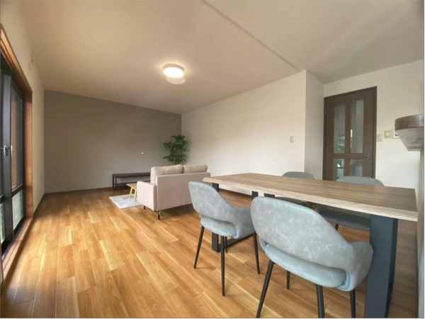 宇部市大字西岐波、中古一戸建ての居間画像です