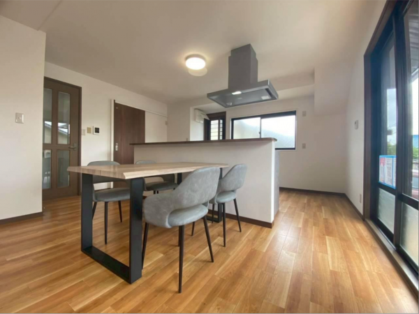 宇部市大字西岐波、中古一戸建ての居間画像です