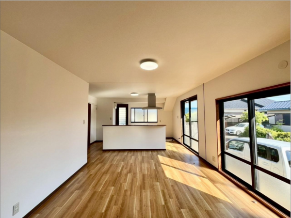 宇部市大字西岐波、中古一戸建ての居間画像です