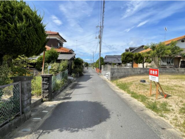 宇部市大字東岐波、土地の前面道路を含む現地写真画像です