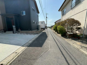 宇部市大字妻崎開作、中古一戸建ての前面道路を含む現地写真画像です