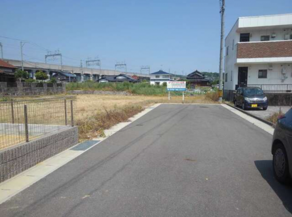 山陽小野田市大字郡、新築一戸建ての前面道路を含む現地写真画像です