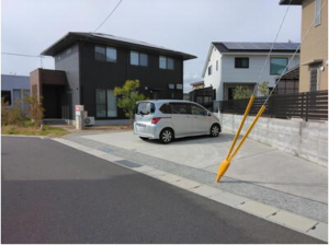 宇部市野中、中古一戸建ての前面道路を含む現地写真画像です