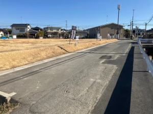 宇部市西平原、土地の前面道路を含む現地写真画像です