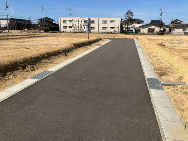 宇部市西平原、土地の前面道路を含む現地写真画像です