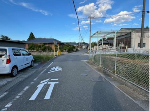 山陽小野田市大字有帆、中古一戸建ての前面道路を含む現地写真画像です
