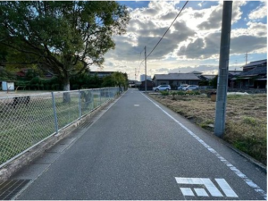 山陽小野田市大字有帆、中古一戸建ての前面道路を含む現地写真画像です