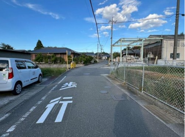 山陽小野田市大字有帆、中古一戸建ての前面道路を含む現地写真画像です