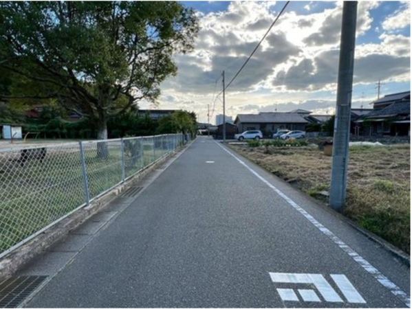 山陽小野田市大字有帆、中古一戸建ての前面道路を含む現地写真画像です