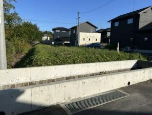 宇部市恩田町、土地の前面道路を含む現地写真画像です