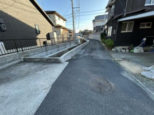 宇部市恩田町、土地の前面道路を含む現地写真画像です