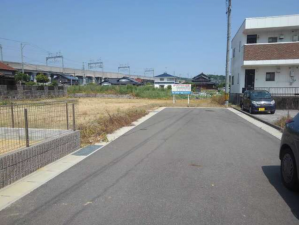 山陽小野田市大字郡、新築一戸建ての前面道路を含む現地写真画像です