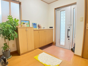 宇部市大字西岐波、中古一戸建ての玄関画像です