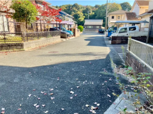 宇部市大字西岐波、中古一戸建ての前面道路を含む現地写真画像です