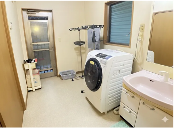 宇部市大字西岐波、中古一戸建ての洗面画像です