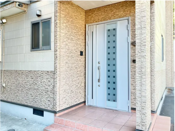 宇部市大字西岐波、中古一戸建ての玄関画像です