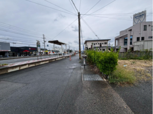 宇部市則貞、土地の前面道路を含む現地写真画像です