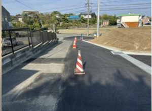 宇部市恩田町、土地の前面道路を含む現地写真画像です