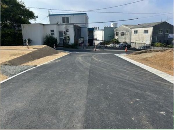 宇部市恩田町、土地の前面道路を含む現地写真画像です