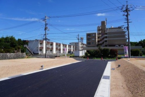 宇部市大字上宇部、土地の前面道路を含む現地写真画像です