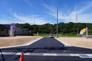 宇部市大字上宇部、土地の前面道路を含む現地写真画像です