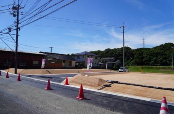 宇部市大字上宇部、土地の前面道路を含む現地写真画像です