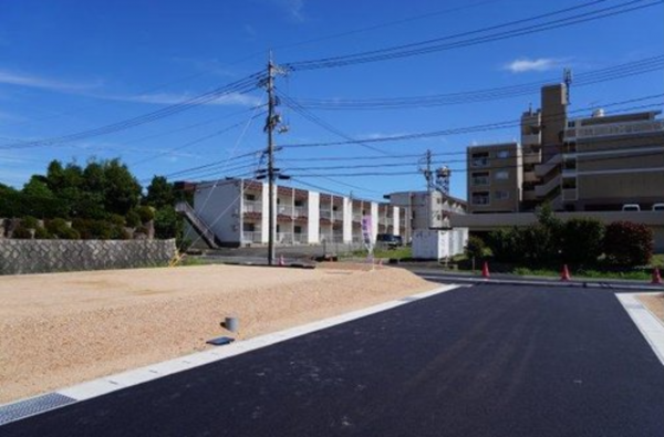 宇部市大字上宇部、土地の前面道路を含む現地写真画像です