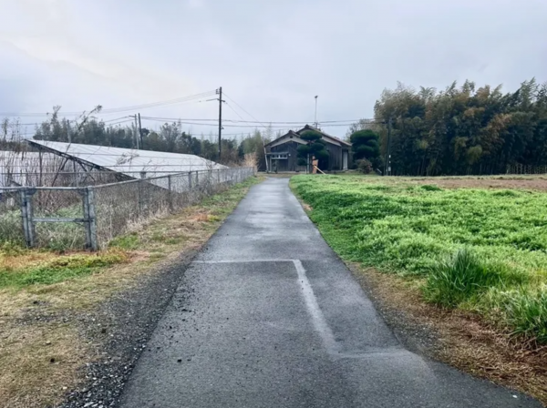 宇部市大字東岐波、土地の前面道路を含む現地写真画像です