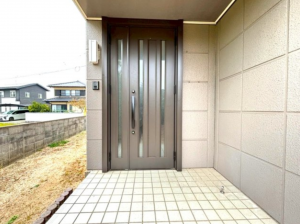 宇部市大字西岐波、中古一戸建ての玄関画像です