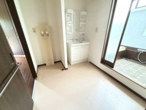 宇部市大字西岐波、中古一戸建ての洗面画像です